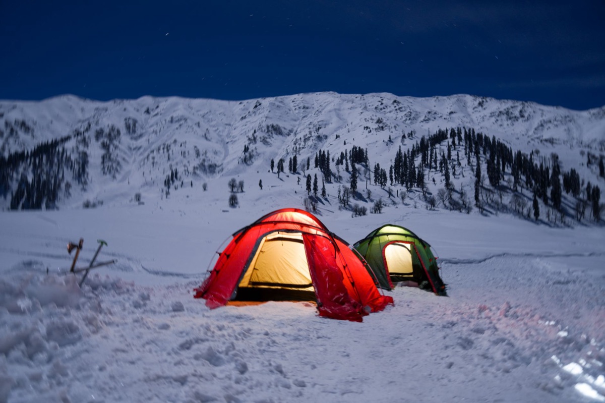 Tente abandonnée dans la neige des montagnes