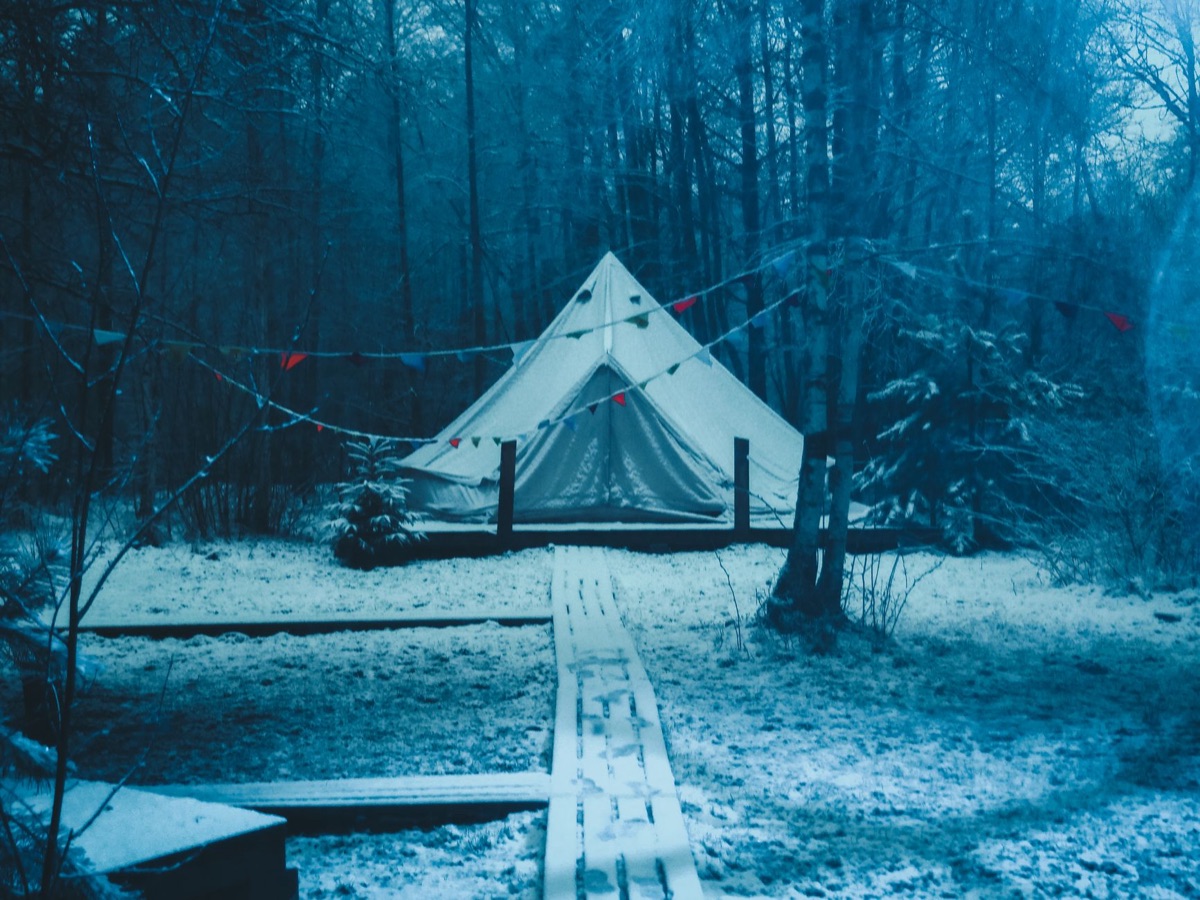 tenda abbandonata nella neve