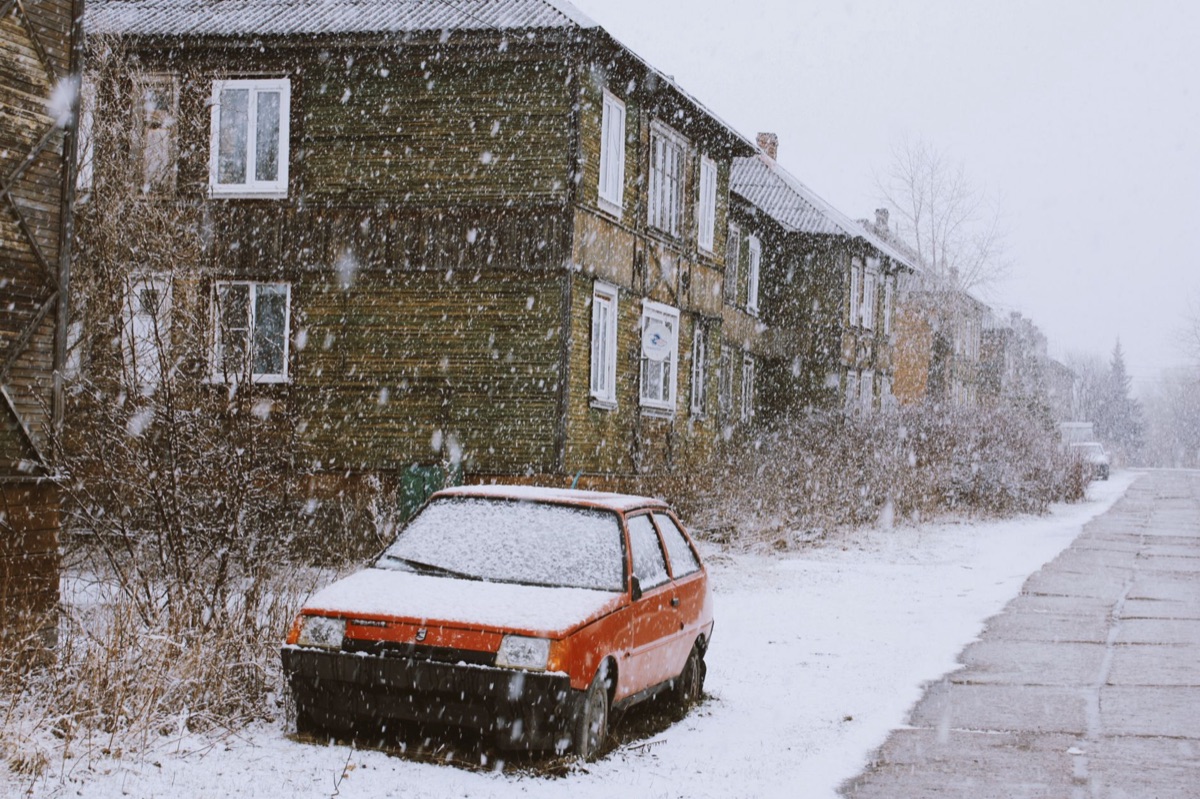 Een oude Sovjet-tent in de sneeuw