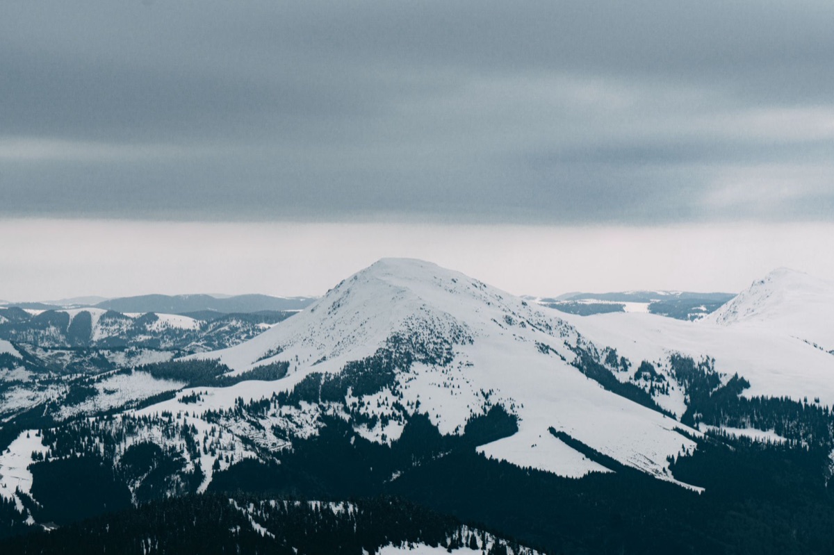 Paisagem nevada das Montanhas Urais na Rússia.