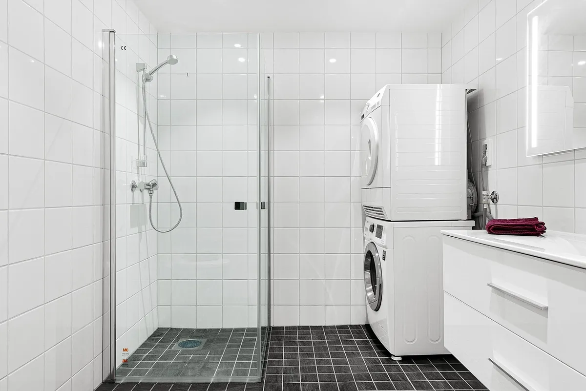 real estate, interior, bath room, shower, washing machine, mirror, towel, bath room, bath room, shower, shower, shower, shower, shower, washing machine, washing