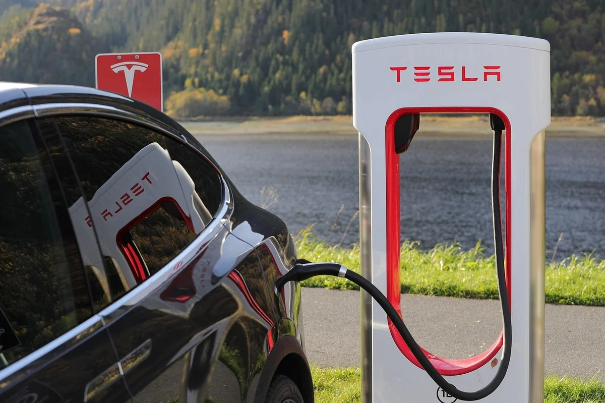 Ladepunt van een elektrisch voertuig met USB-C en DC-kabels.