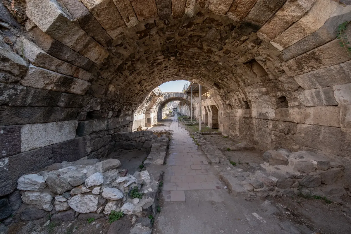 Explore the ancient stone arches of Agora of Smyrna in İzmir, Türkiye, showcasing historical architecture.